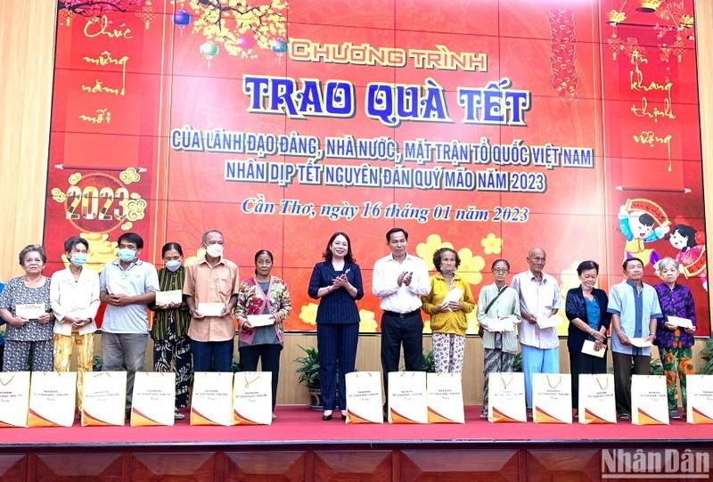 Party, State leaders present Tet gifts to disadvantaged people