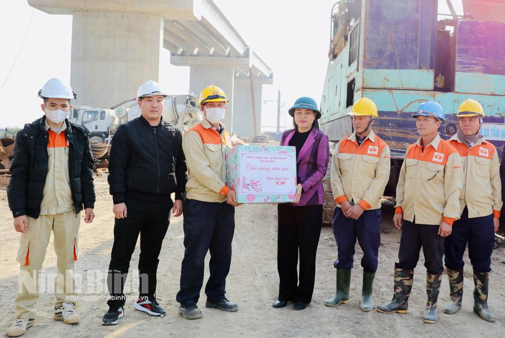 Ninh Binh leaders inspect production activities after Tet holiday