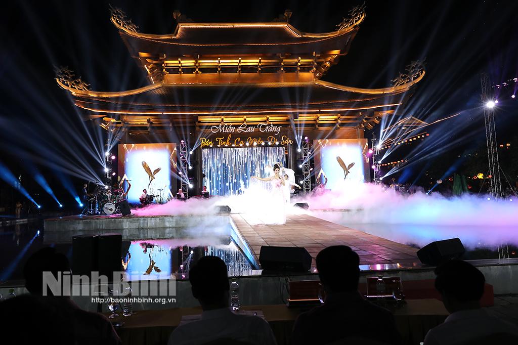 Famous Vietnamese singers perform at music festival in Ninh Binh