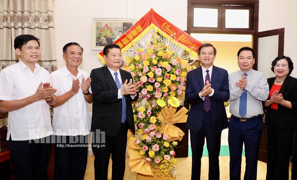 Provincial leaders congratulate enterprises on Vietnamese Entrepreneurs' Day