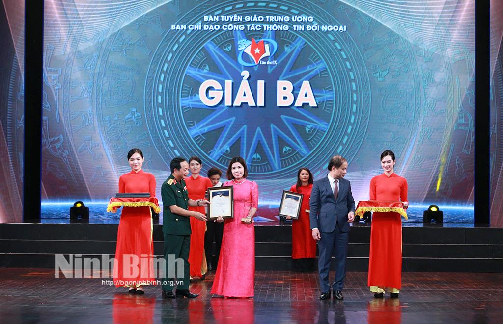 Ninh Binh Newspaper's journalists win prize at the 9th National External Information Service Award