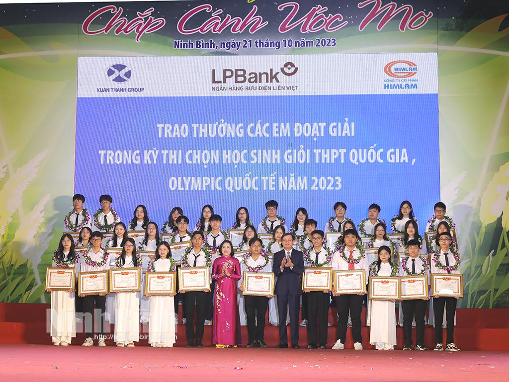 Ninh Binh honours outstanding students, athletes