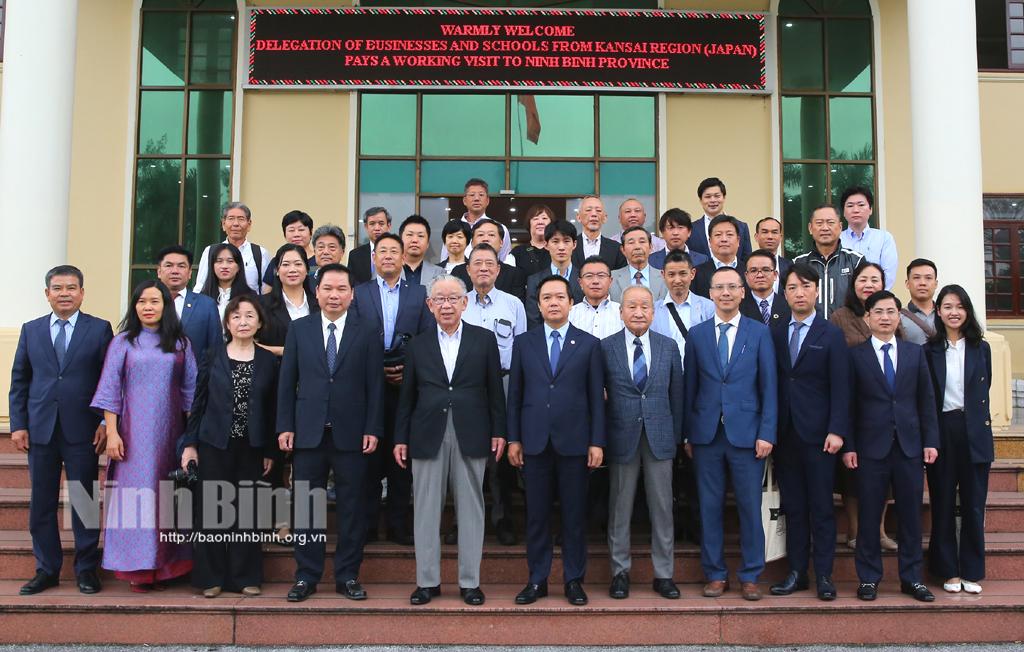 Chairman of provincial People's Committee receives Kansai delegation