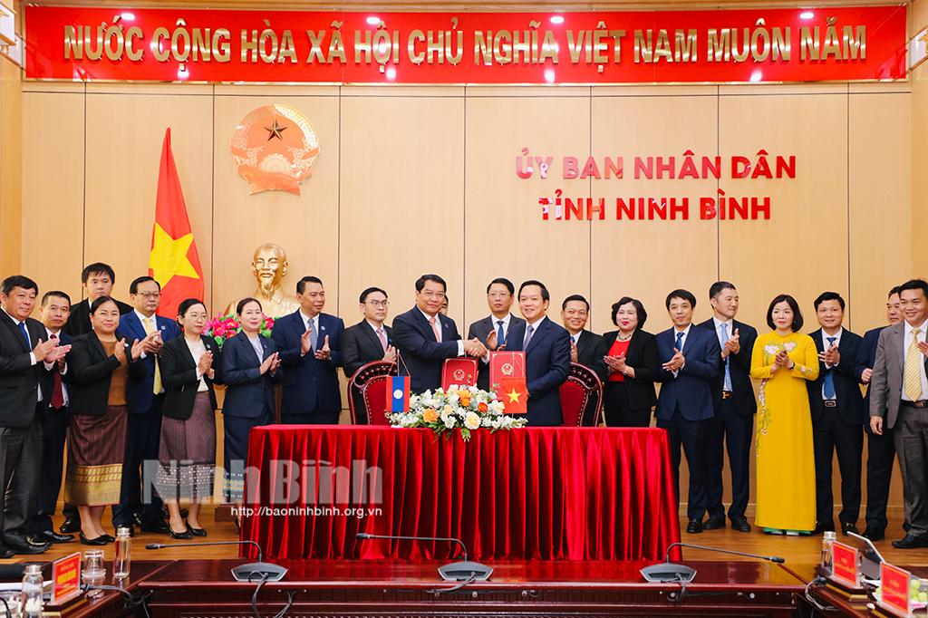 Ninh Binh signs MoU on cooperation with Vientiane