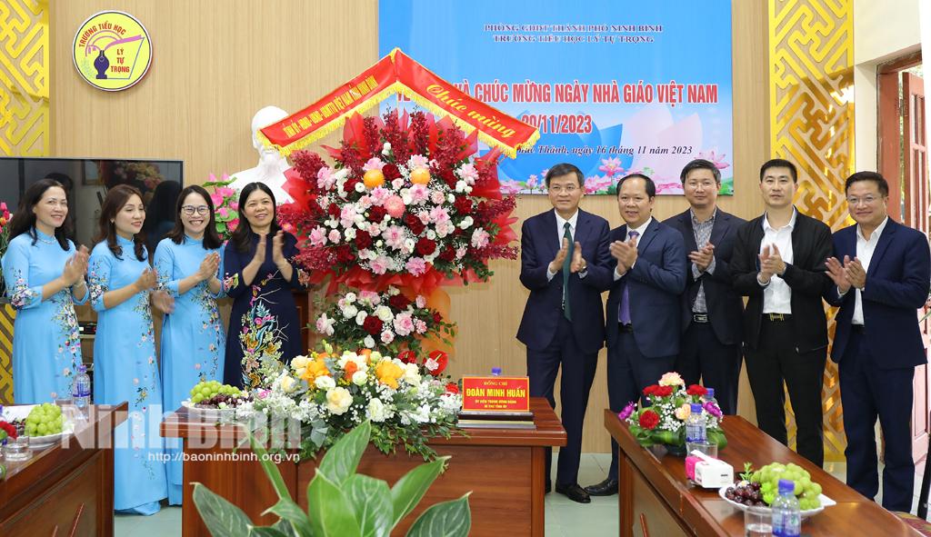 Ninh Binh's provincial leaders offer congratulations on Vietnamese Teacher's Day