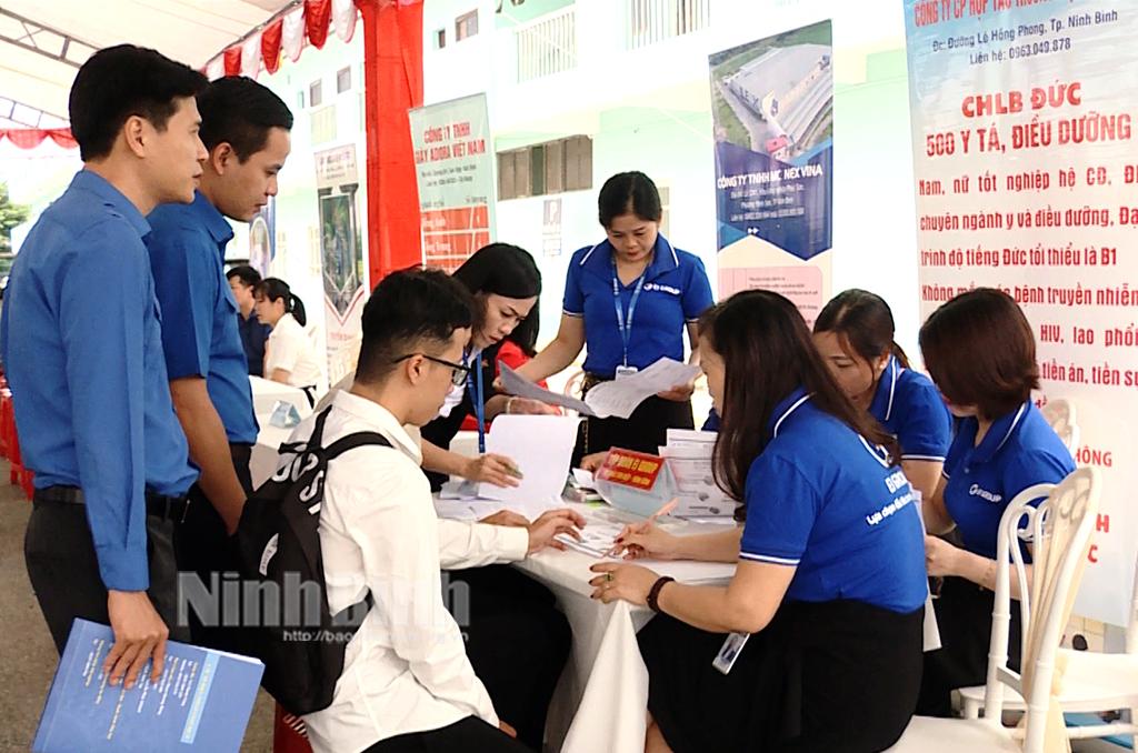 Ninh Binh's labour market sees bustling activities in year-end months