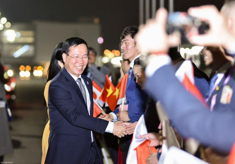 President arrives in Tokyo, starting official visit to Japan
