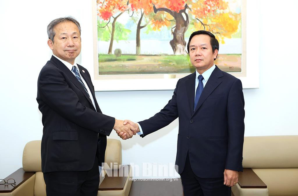 Chairman of provincial People's Committee meets with Japanese Ambassador to Vietnam