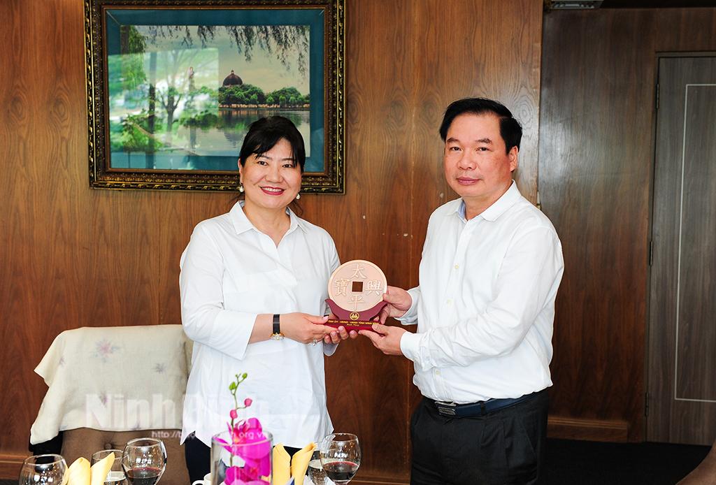Vice Chairman of provincial People's Committee receives Mongolian President's spouse