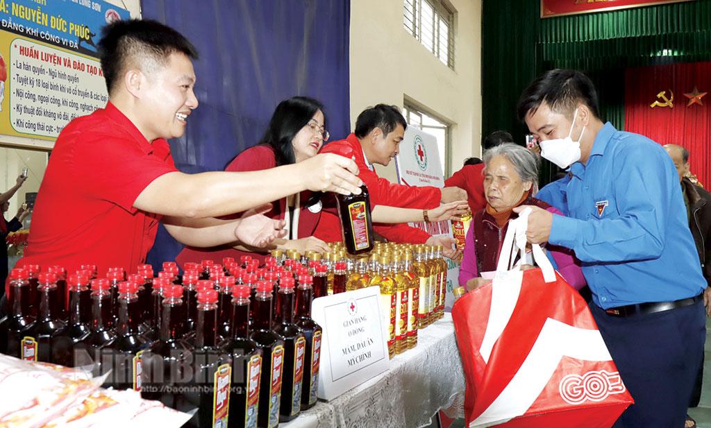 Ninh Binh works to improve living standards for the poor and disadvantaged people