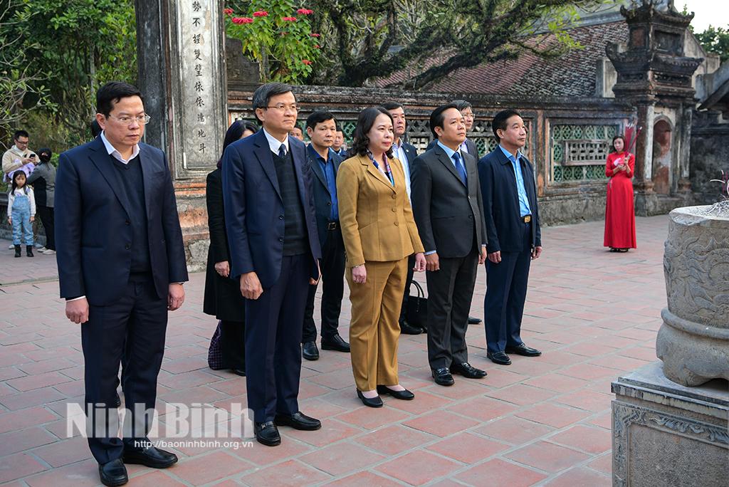 Vice President offers incense at Hoa Lu Ancient Capital