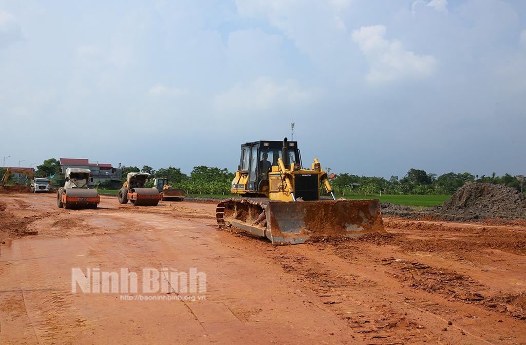 Ninh Binh makes all-out efforts to complete East-West road