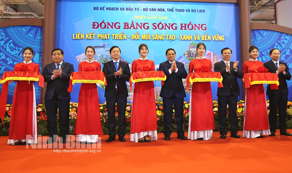 Ninh Binh attends art photo exhibition highlights beauty of Red River Delta