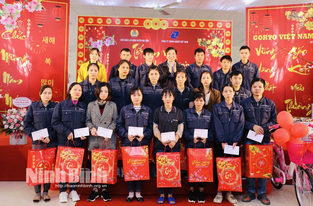 Nearly 120,000 Tet gift packages presented to trade union members and workers in Ninh Binh