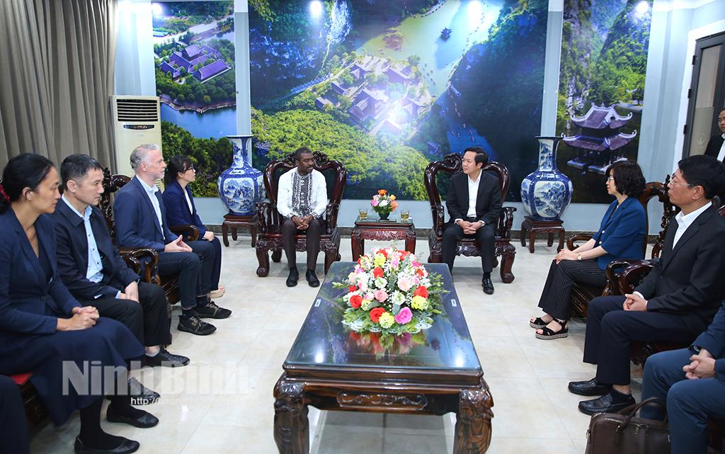 Chairman of provincial People's Committee receives UNESCO delegation