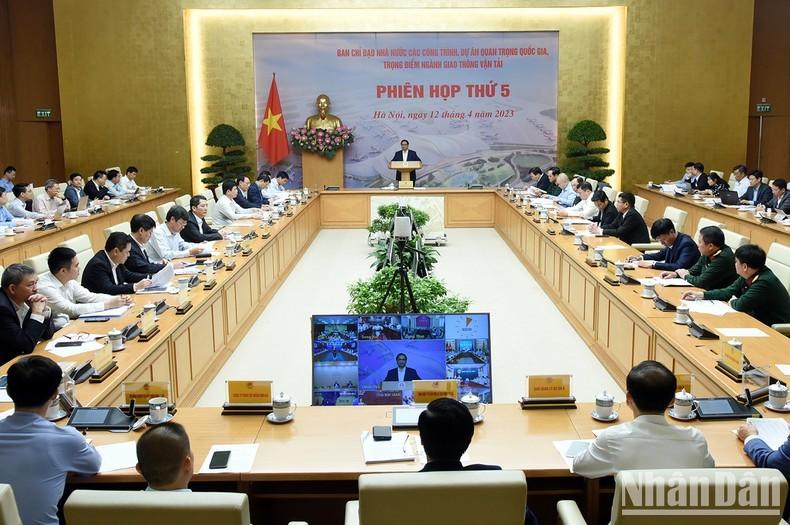 PM urges streamlining administrative procedures, paving way for transport projects