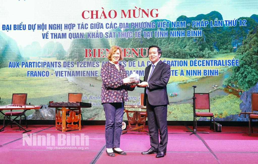 Vietnam-France decentralised cooperation conference's delegates visit Ninh Binh