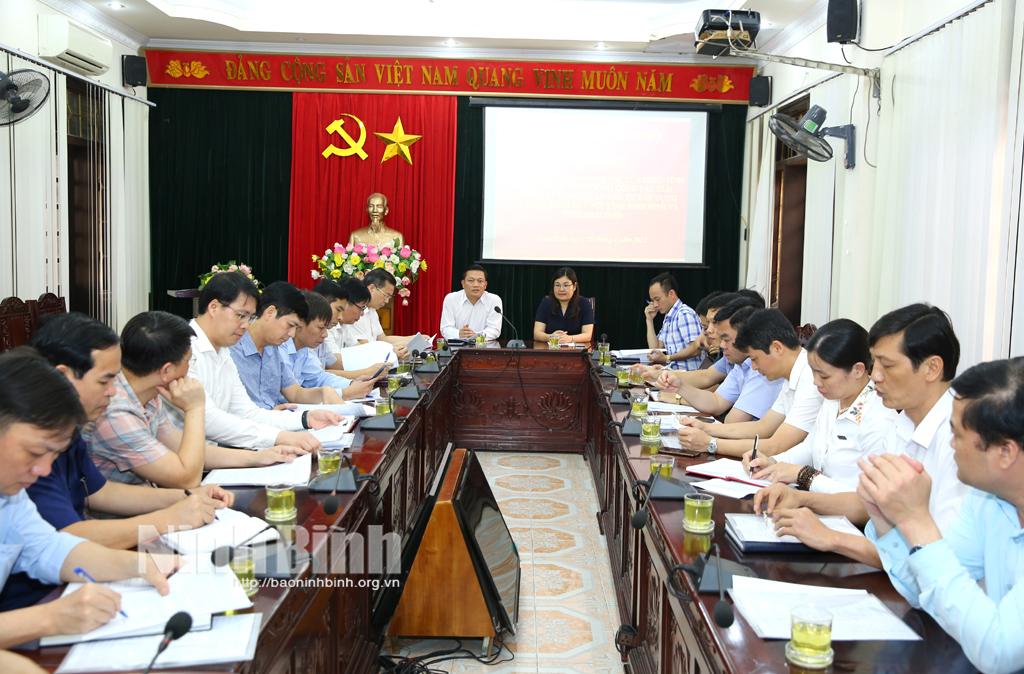 Leaders of Ninh Binh, Nam Dinh provinces discuss construction of bridge crossing Day river