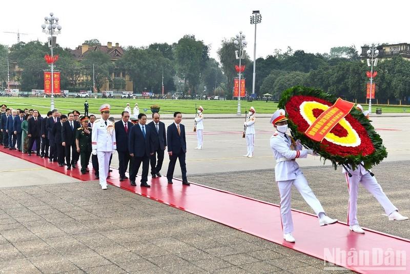 Leaders pay tribute to President Ho Chi Minh on National Reunification Day
