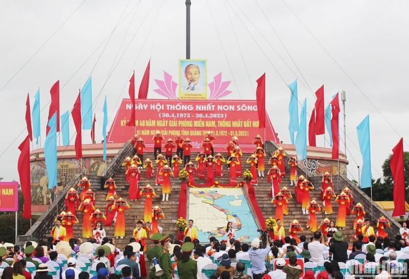 Quang Tri: Flag-raising ceremony marks National Reunification Day