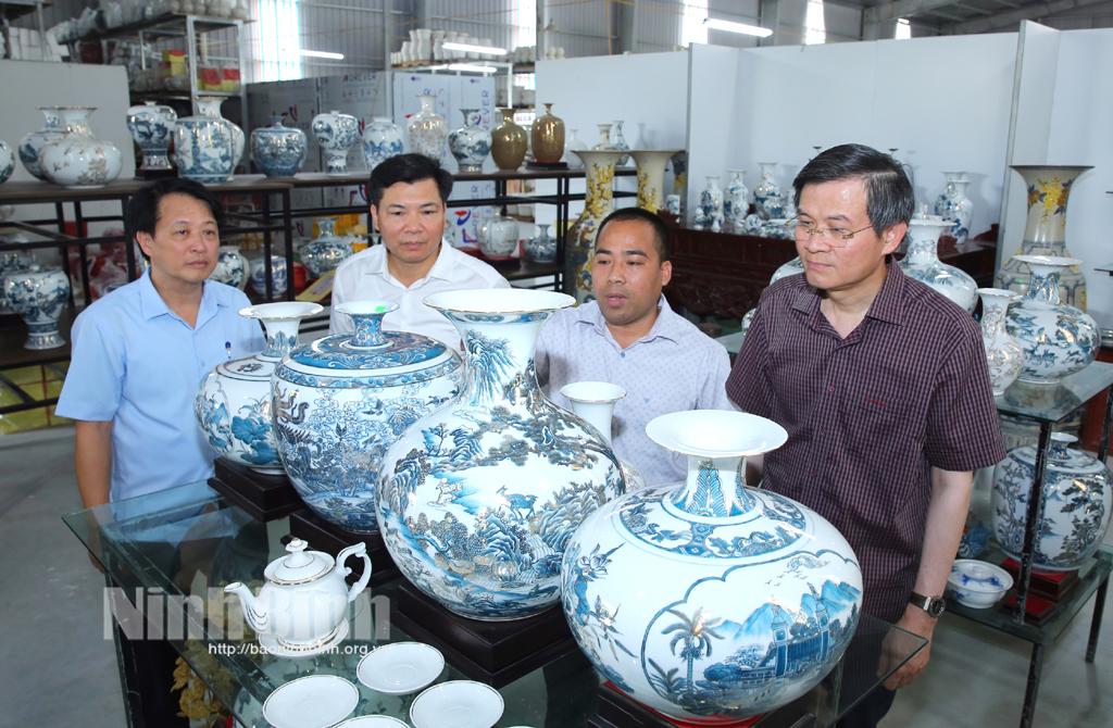 Secretary of provincial Party Committee visits Bo Bat pottery village