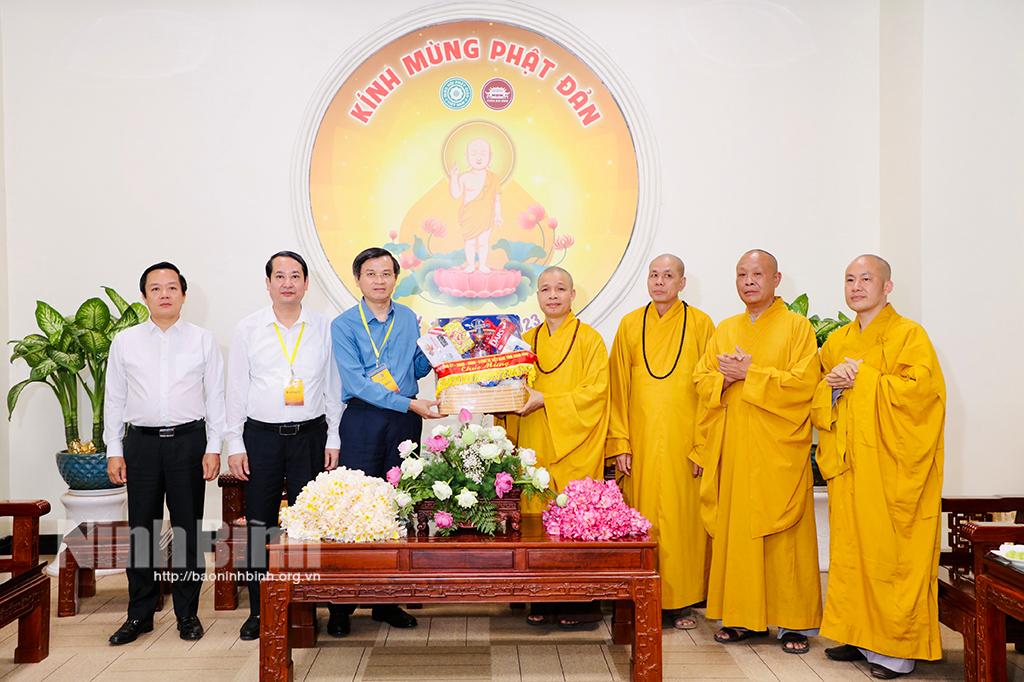 Provincial leaders congratulate Vietnam Buddhist Sangha's Executive Board in Ninh Binh