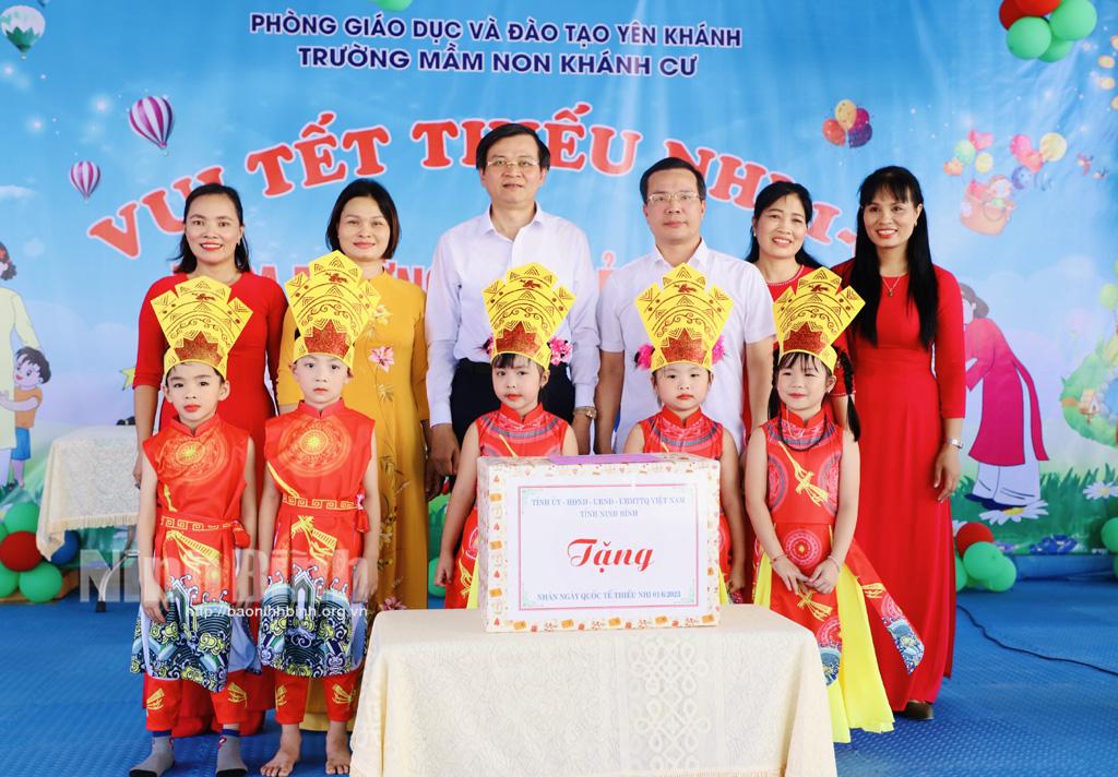 Ninh Binh's leaders present gifts to kids on International Children's Day