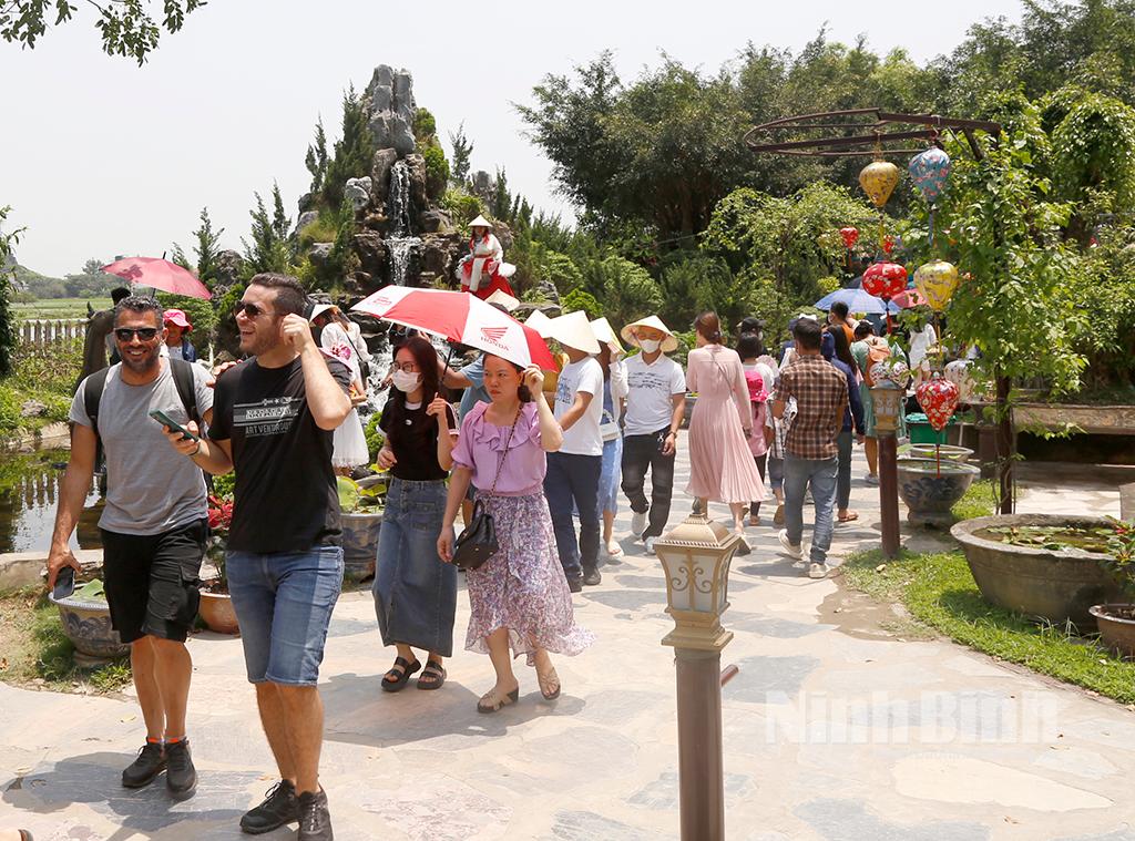 Ninh Binh see surges in tourist numbers during five-day holidays