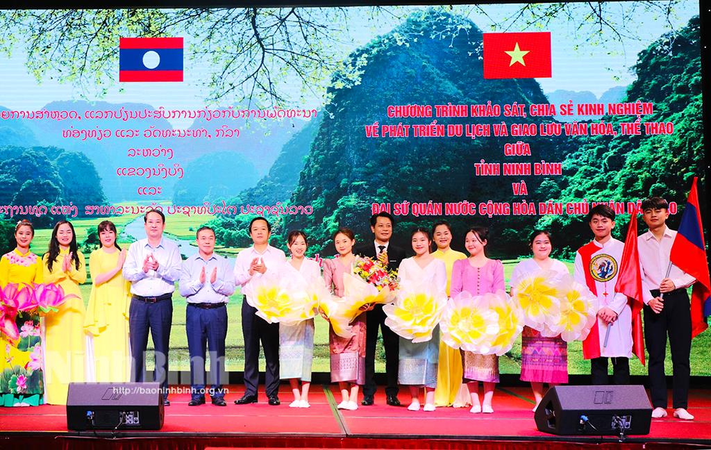 Lao Embassy's delegation pays working visit to Ninh Binh