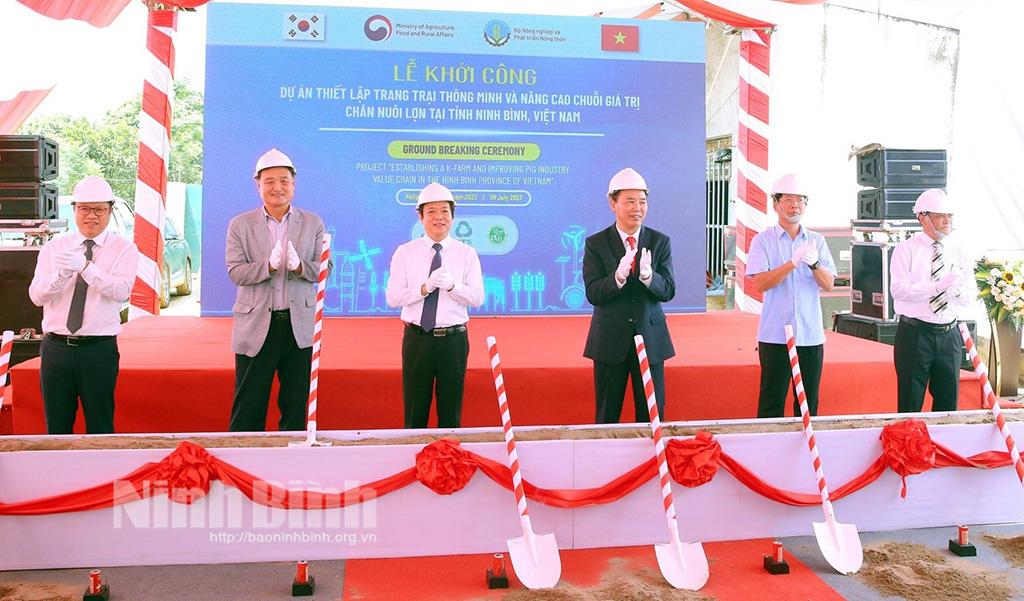 RoK-funded smart pig farming project launched in Ninh Binh