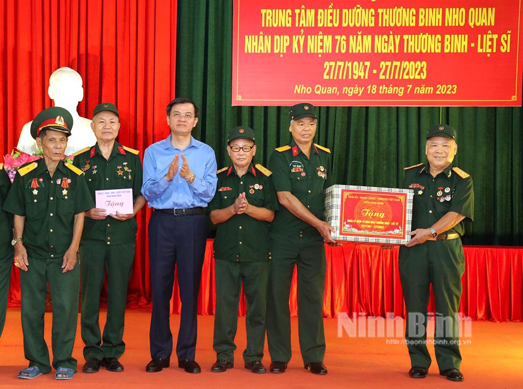 Provincial leaders visit and present gifts to invalids, revolutionary contributors