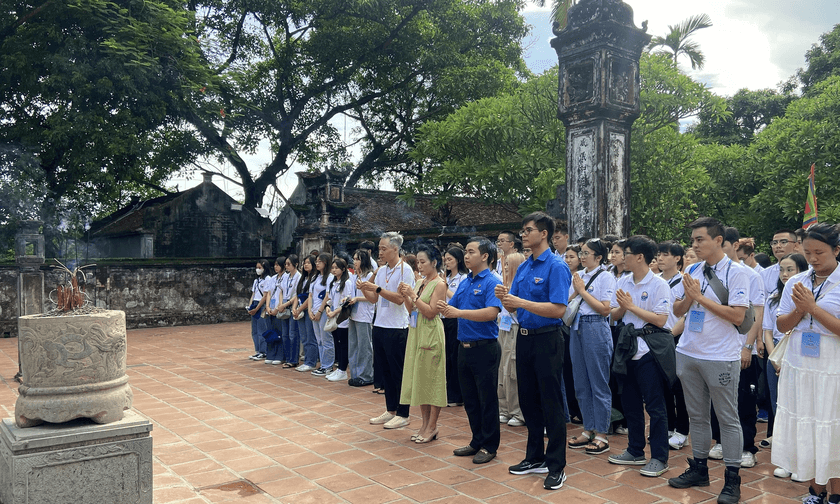 Overseas Vietnamese youths visit Ninh Binh