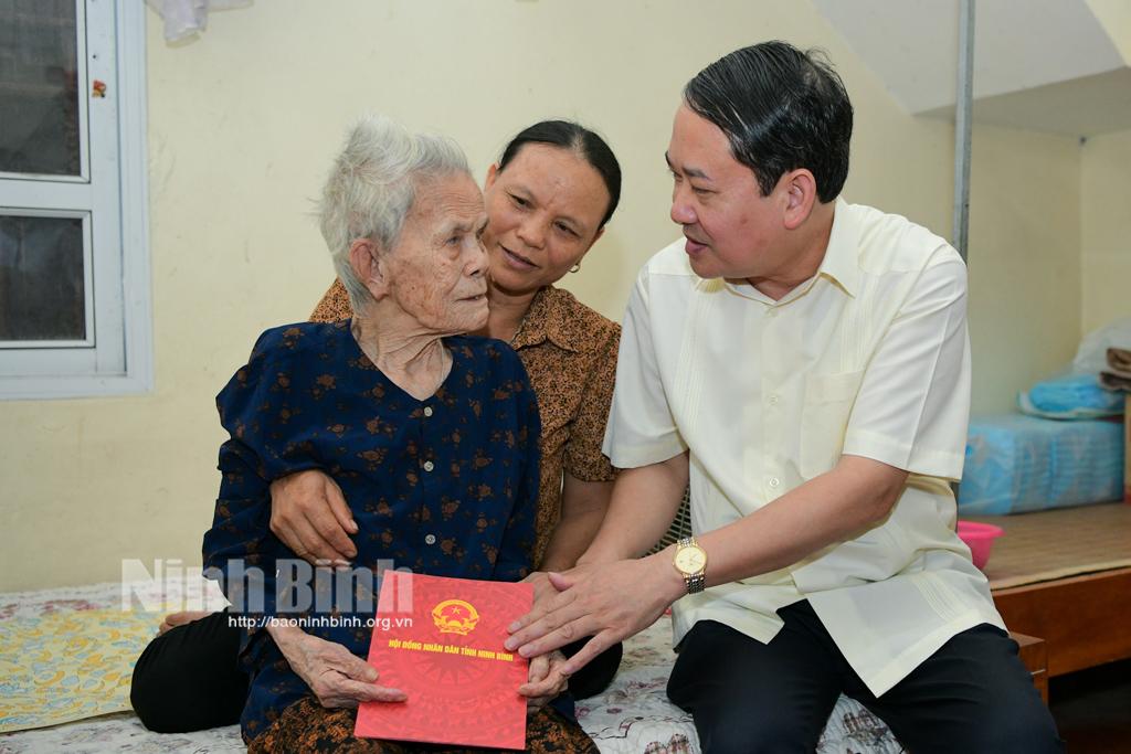 Standing Vice Secretary of provincial party committee visits and presents gifts to Vietnamese Heroic Mothers