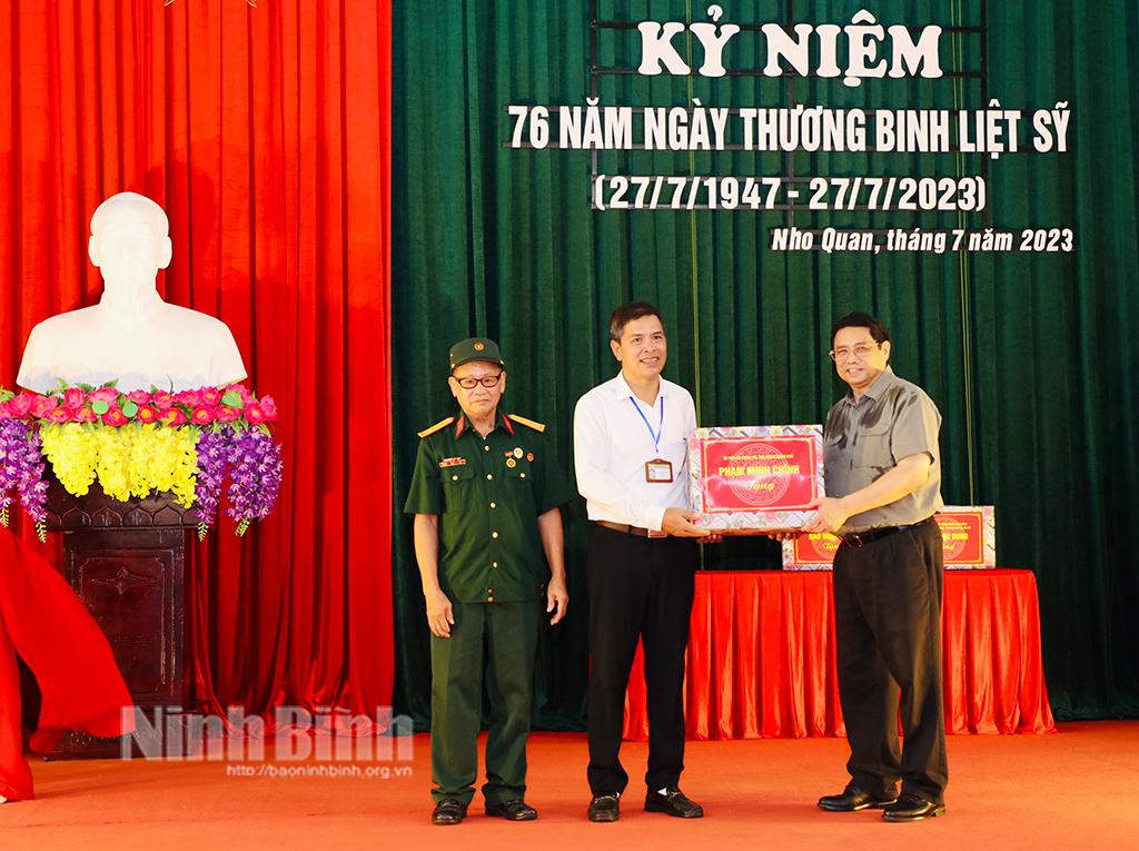 PM visits, presents gifts to sick soldiers, war invalids in Ninh Binh