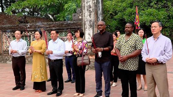 UNESCO delegation visits historical-cultural relic site of Hoa Lu ancient capital