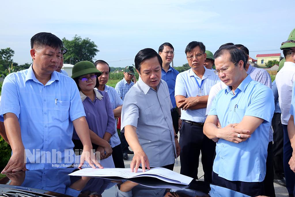 Chairman of provincial People's Committee inspects progress of road DT.482 project