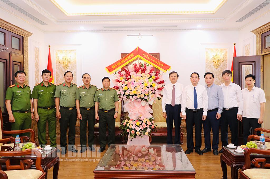 Ninh Binh's leaders congratulate public security force on traditional day