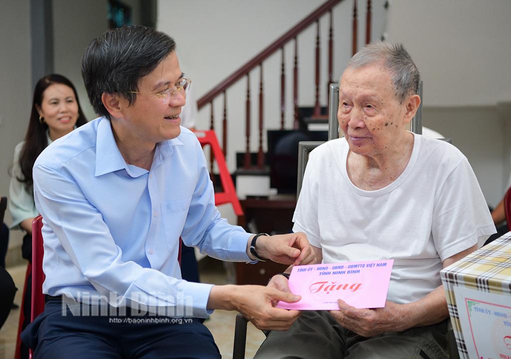 Ninh Binh leaders visit and present gifts to revolution contributors on occasion of National Day