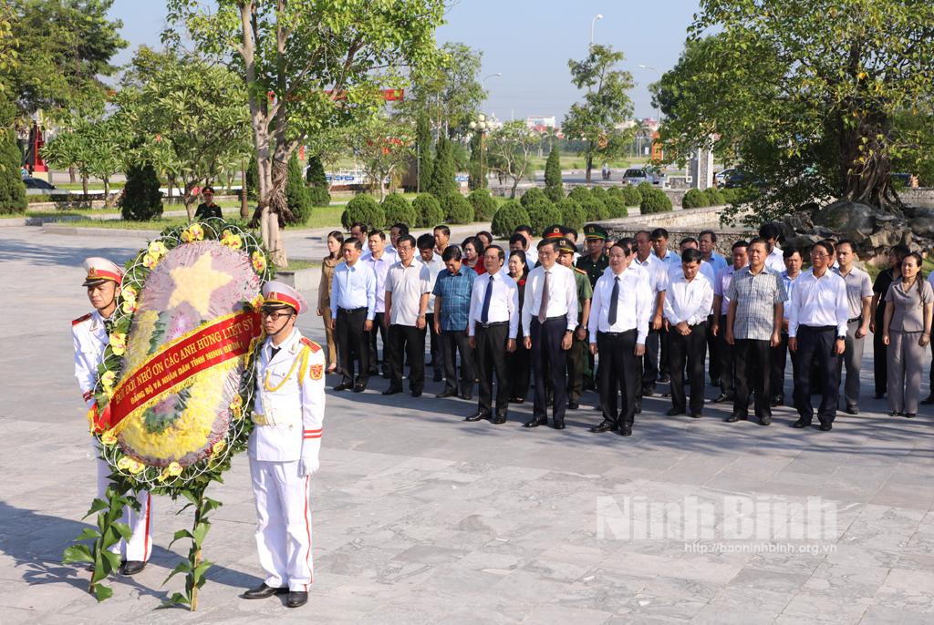 Ninh Binh's leaders offer incense to mark 78th anniversary of August Revolution and National Day