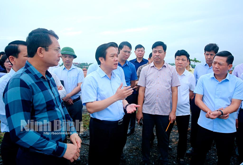 Chairman of provincial People's Committee examines progress of East-West road project