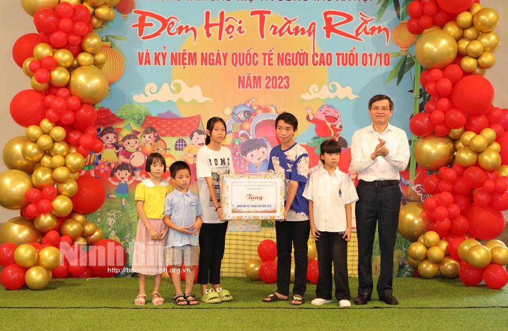 Secretary of Provincial Party Committee presents gifts to children on Mid-Autumn Festival