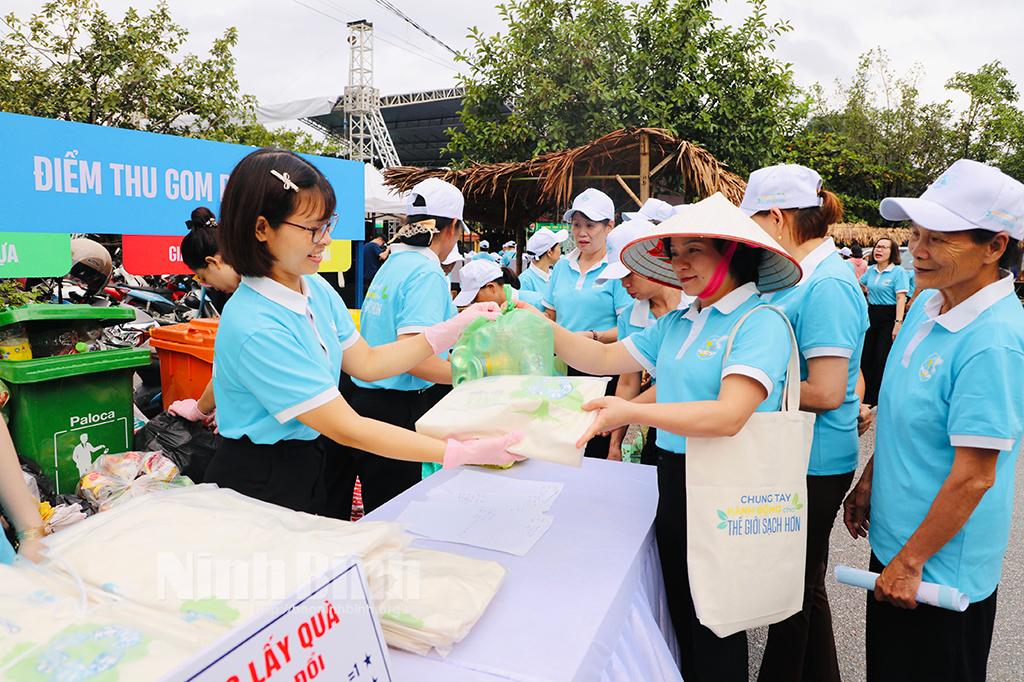 "Green market - protecting the rural environment" held in Ninh Binh