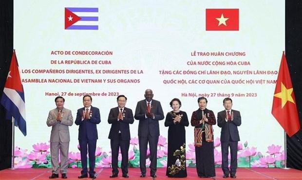 Cuban State's orders, medals bestowed upon Vietnamese NA leaders