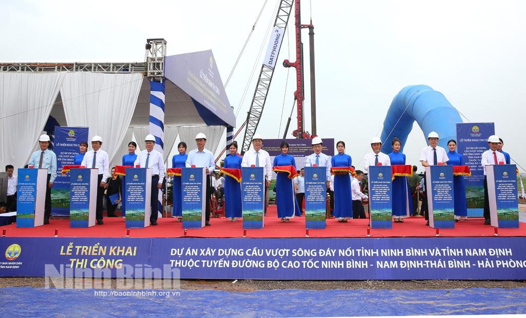 Work starts on bridge crossing Day river connecting Ninh Binh and Nam Dinh provinces