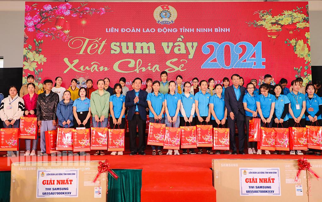 Ninh Binh helds programme "Tet of gathering and spring of sharing" 2024
