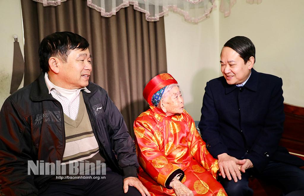 Provincial leaders present Tet gifts to the elderly, poor households, beneficiaries