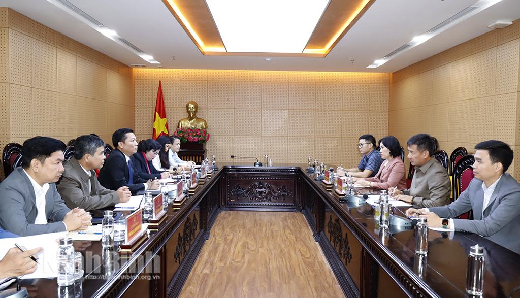 Ninh Binh's leader work with Consuls General in Pakse, Luong Prabang