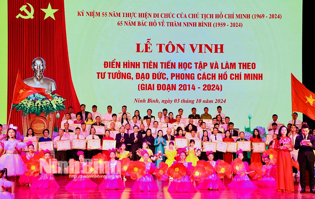 Ninh Binh honours exemplary models in following President Ho Chi Minh's thought, morality, and style