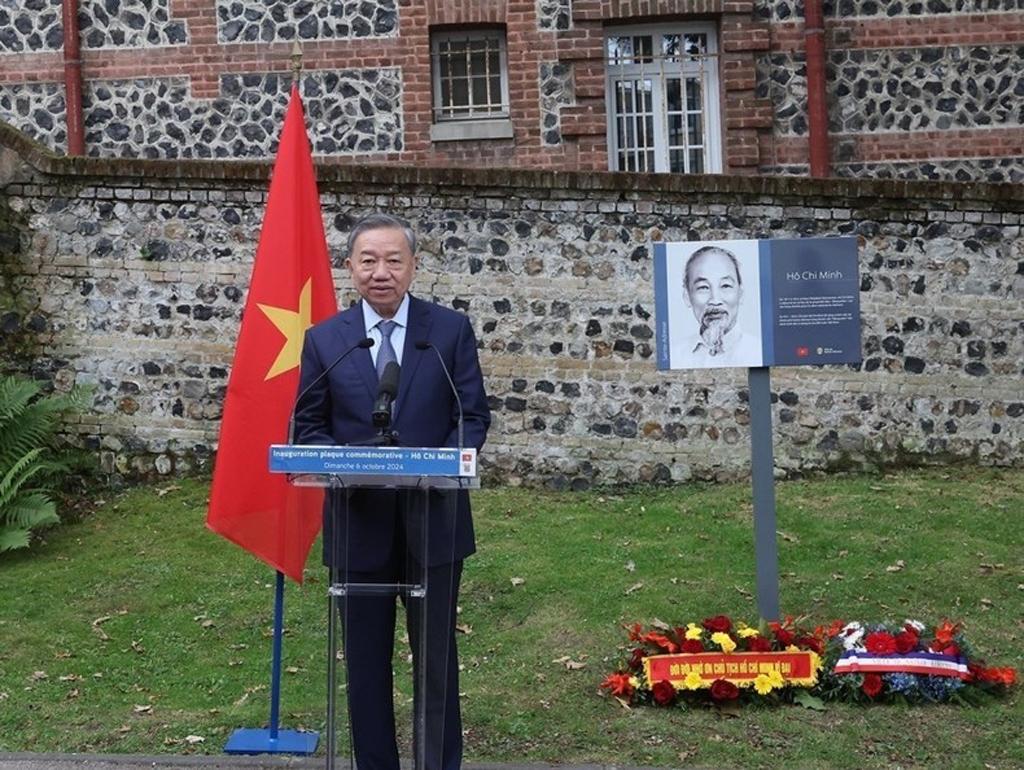Top leader attends inauguration of memorial plaque honouring President Ho Chi Minh in French city