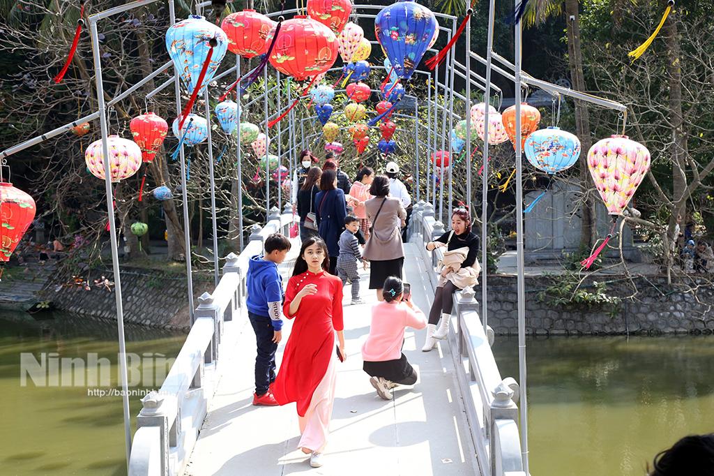 Ninh Binh welcomes nearly 600,000 visitors during Tet